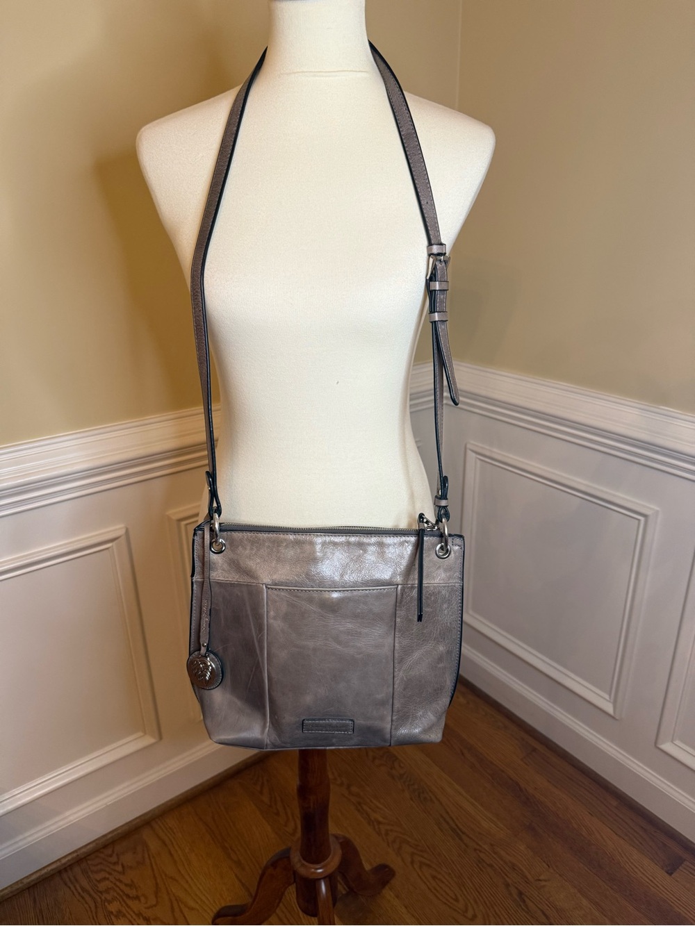 Tommy Bahama Silver-Gray Leather Messenger Bag - Picture 3 of 9